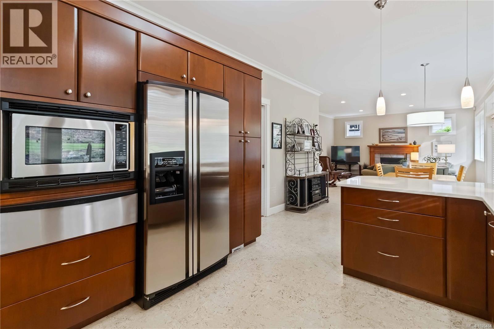  805 Rogers Way, Saanich