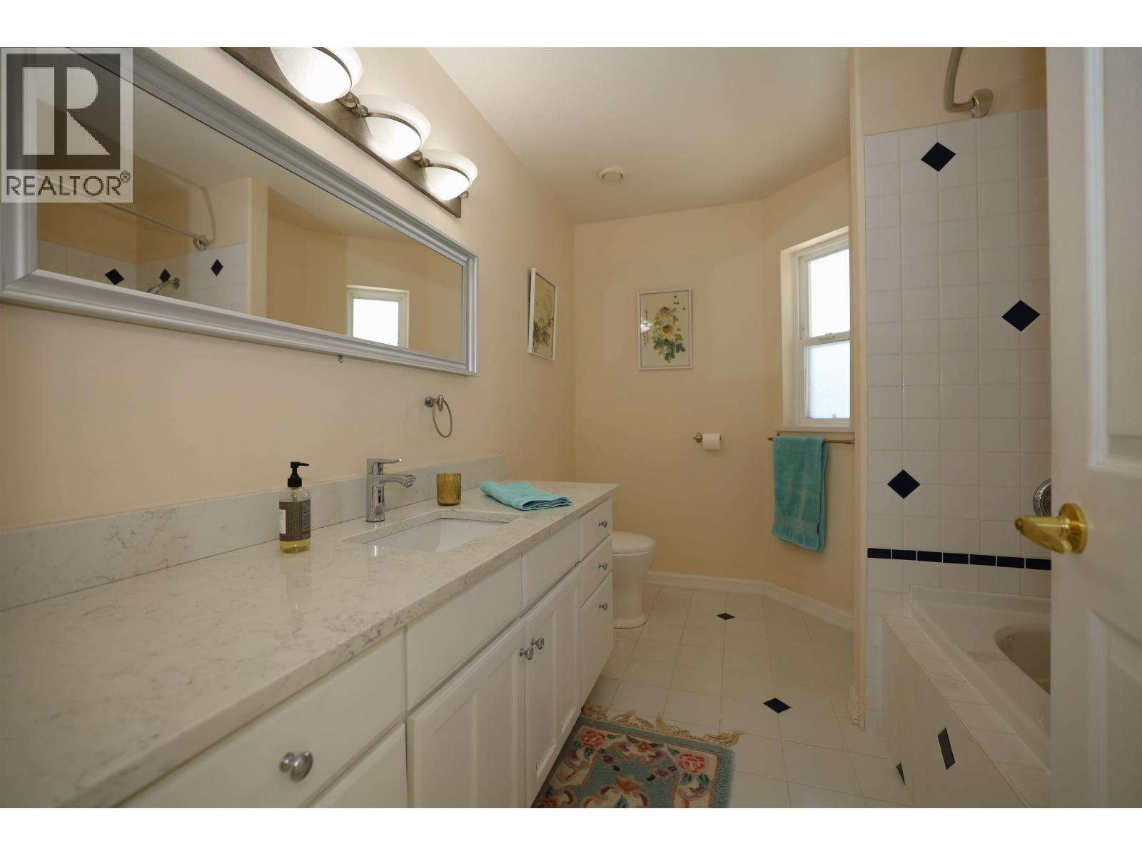 561 SPYGLASS PLACE, Gibsons