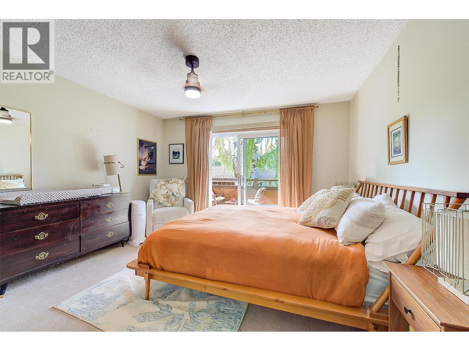 205 983 Bernard Avenue, Kelowna