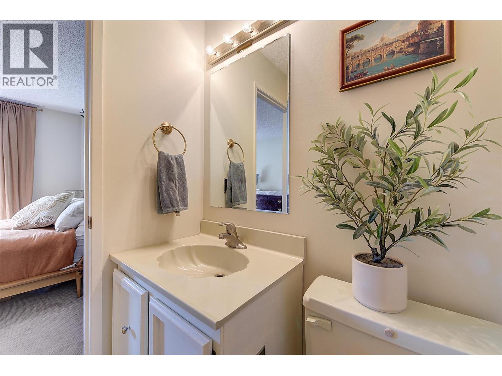 205 983 Bernard Avenue, Kelowna