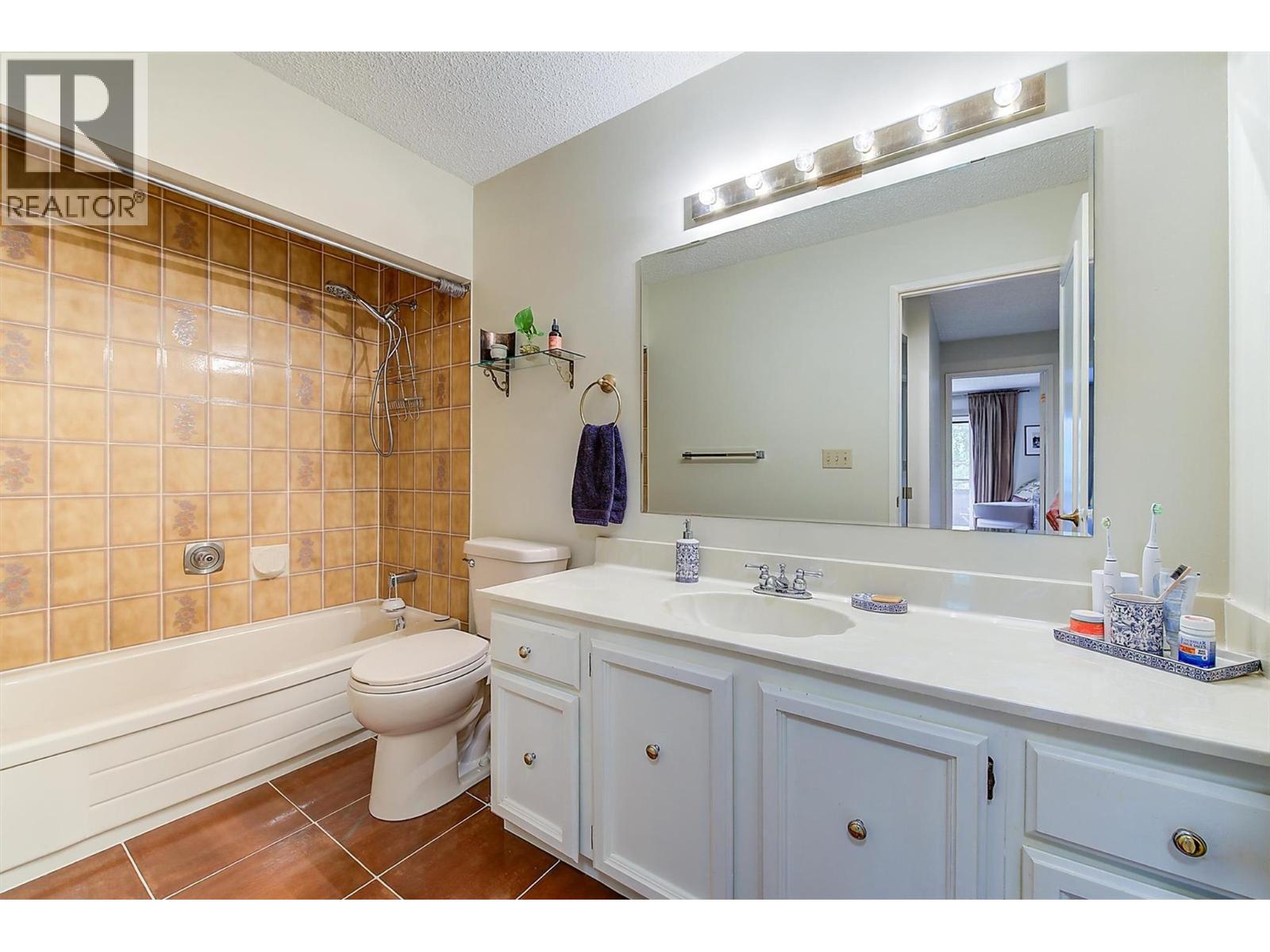 205 983 Bernard Avenue, Kelowna