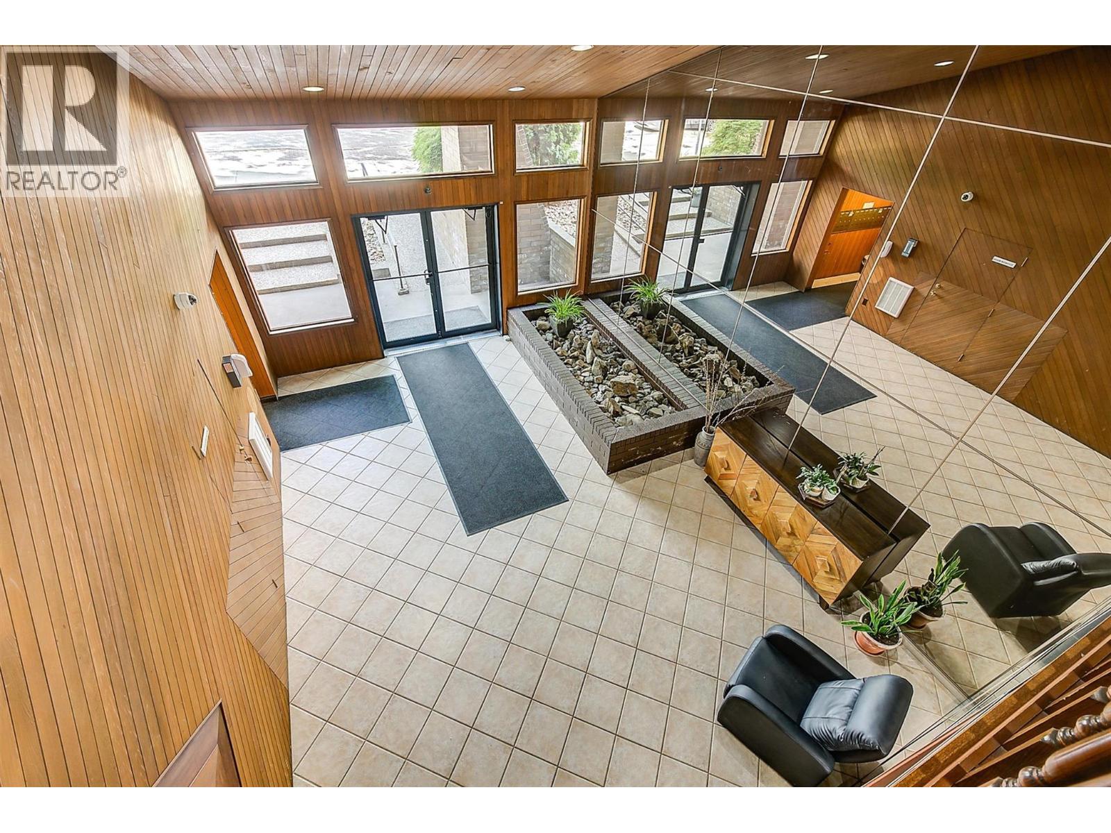 205 983 Bernard Avenue, Kelowna