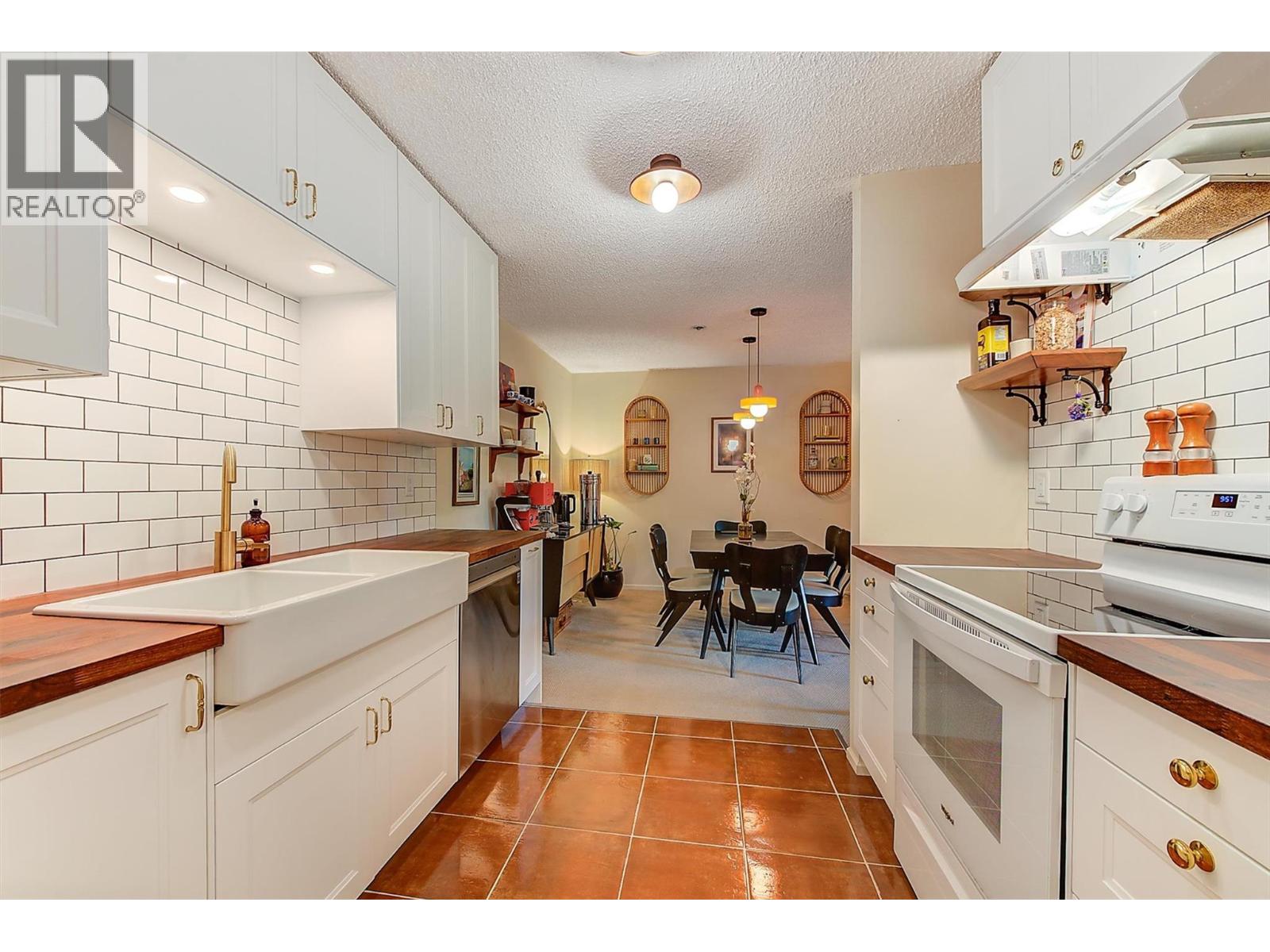 205 983 Bernard Avenue, Kelowna