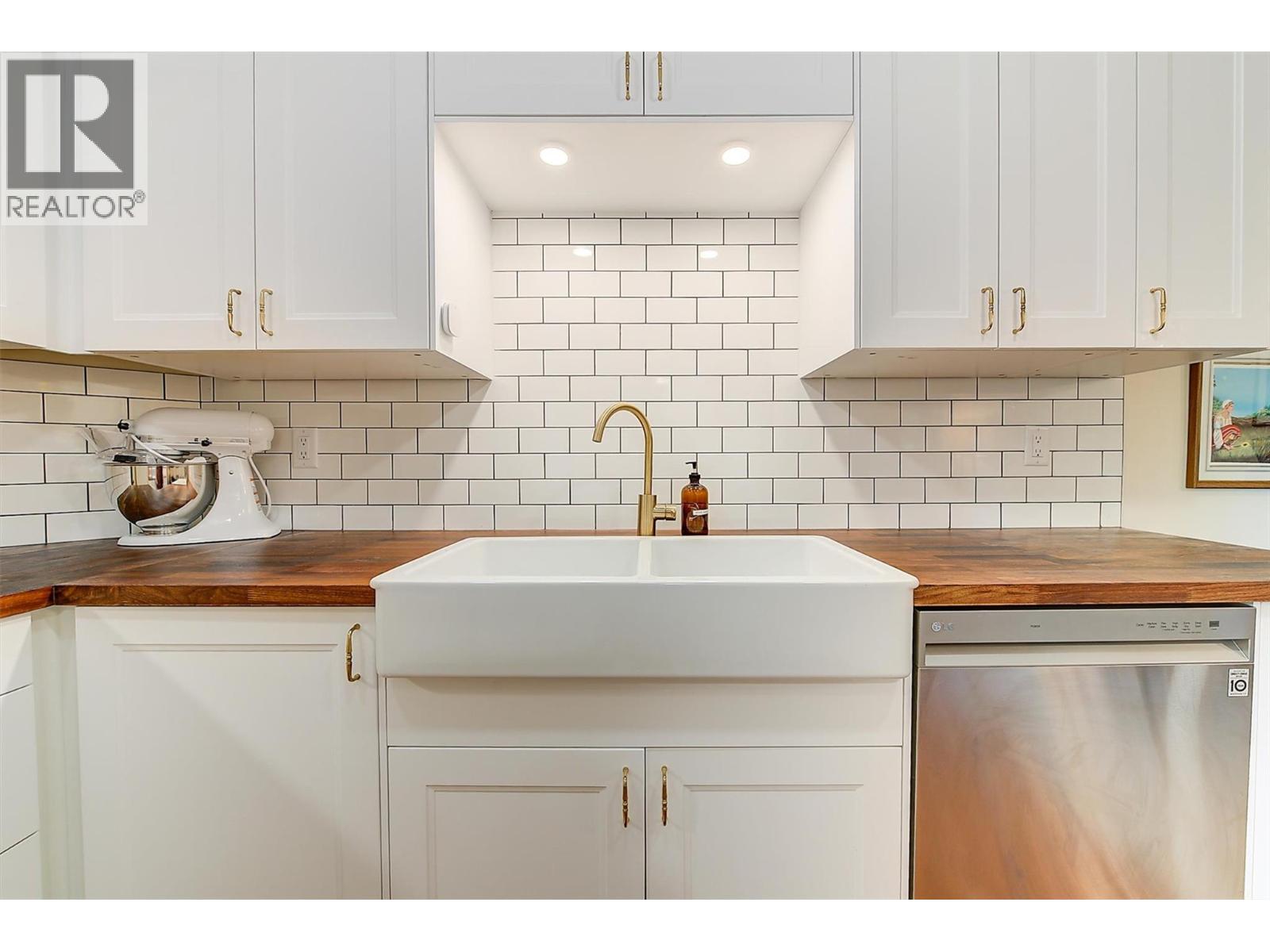 205 983 Bernard Avenue, Kelowna