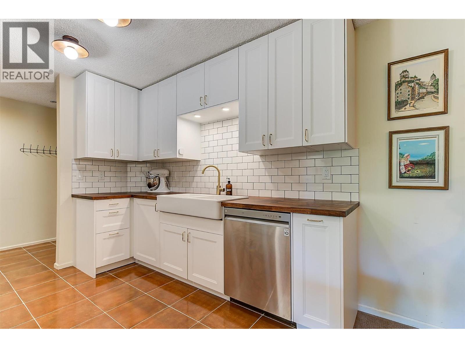 205 983 Bernard Avenue, Kelowna