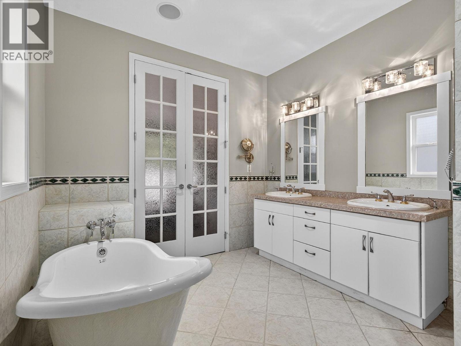 208 665 Cook Road, Kelowna