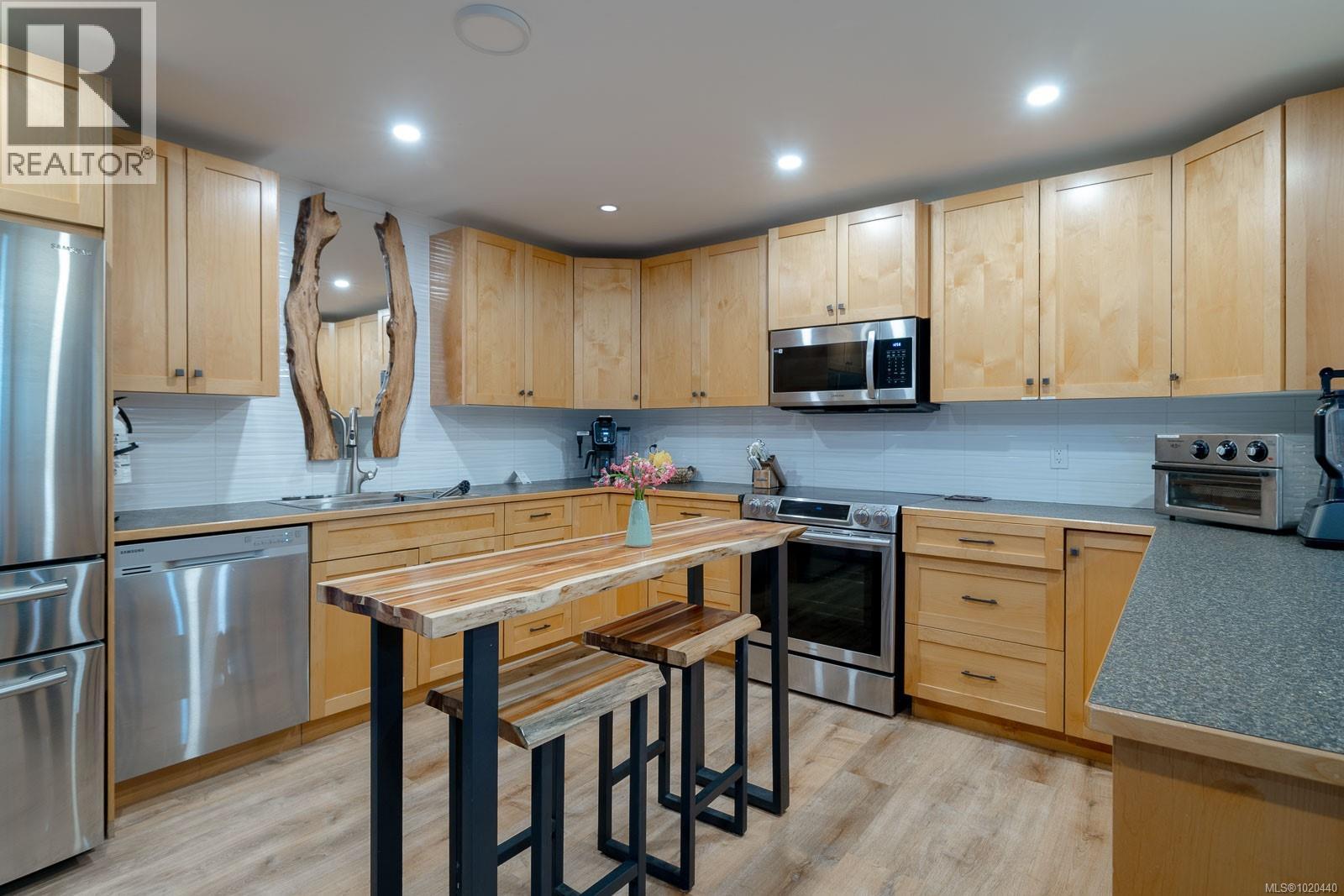 1025 Maple Lane Dr, Parksville