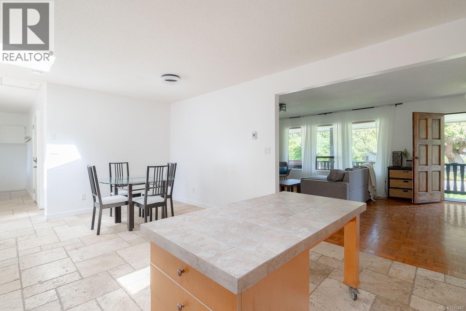 1025 Maple Lane Dr, Parksville