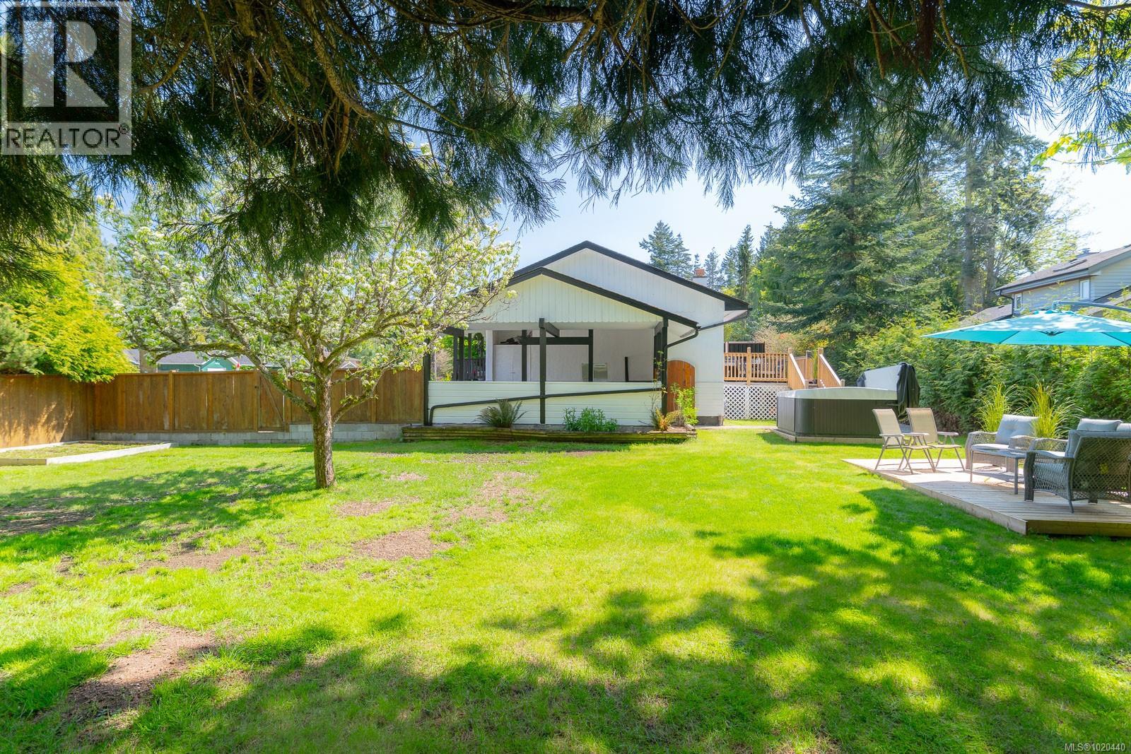 1025 Maple Lane Dr, Parksville