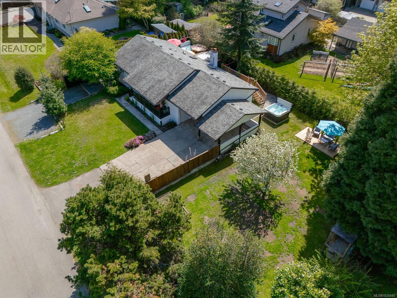 1025 Maple Lane Dr, Parksville