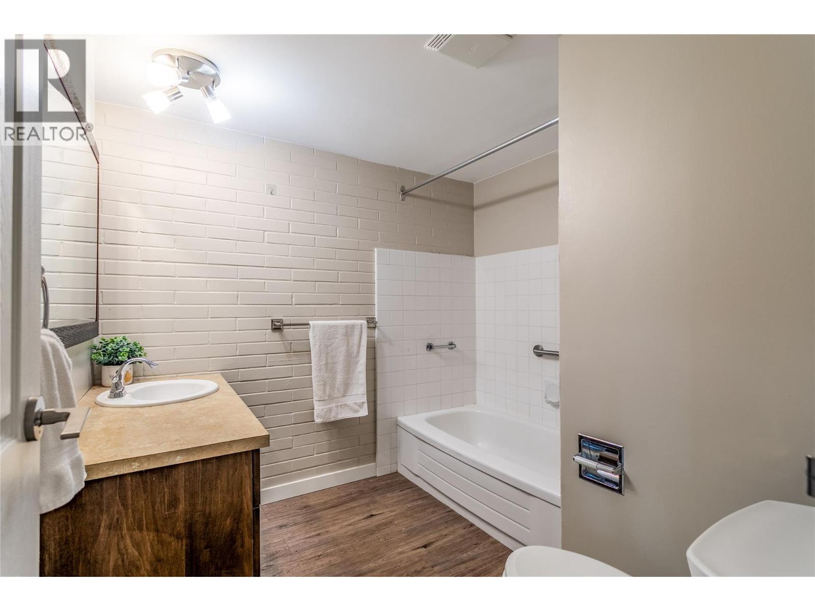 407 1915 Pacific Court, Kelowna