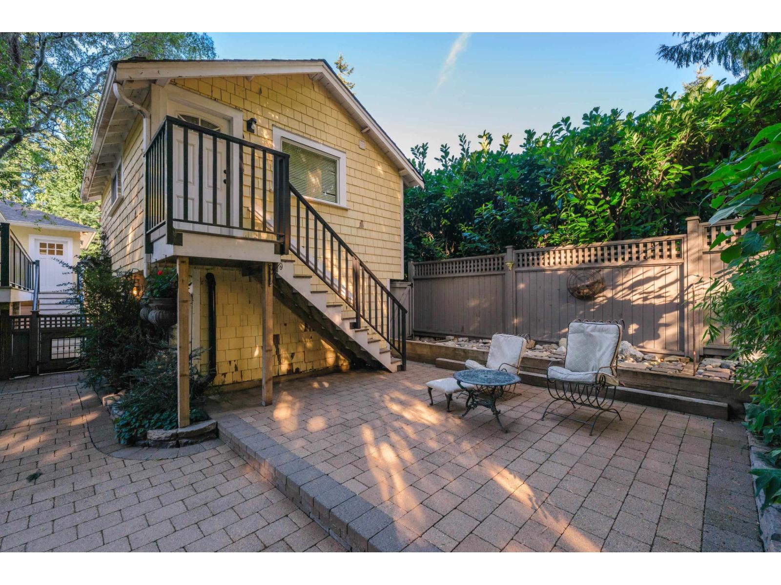 1350 EVERALL STREET, White Rock