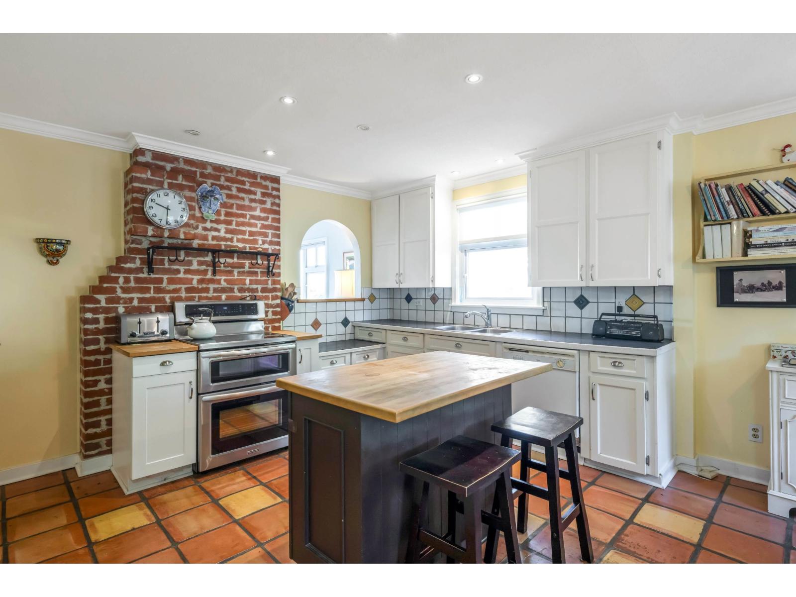 1350 EVERALL STREET, White Rock