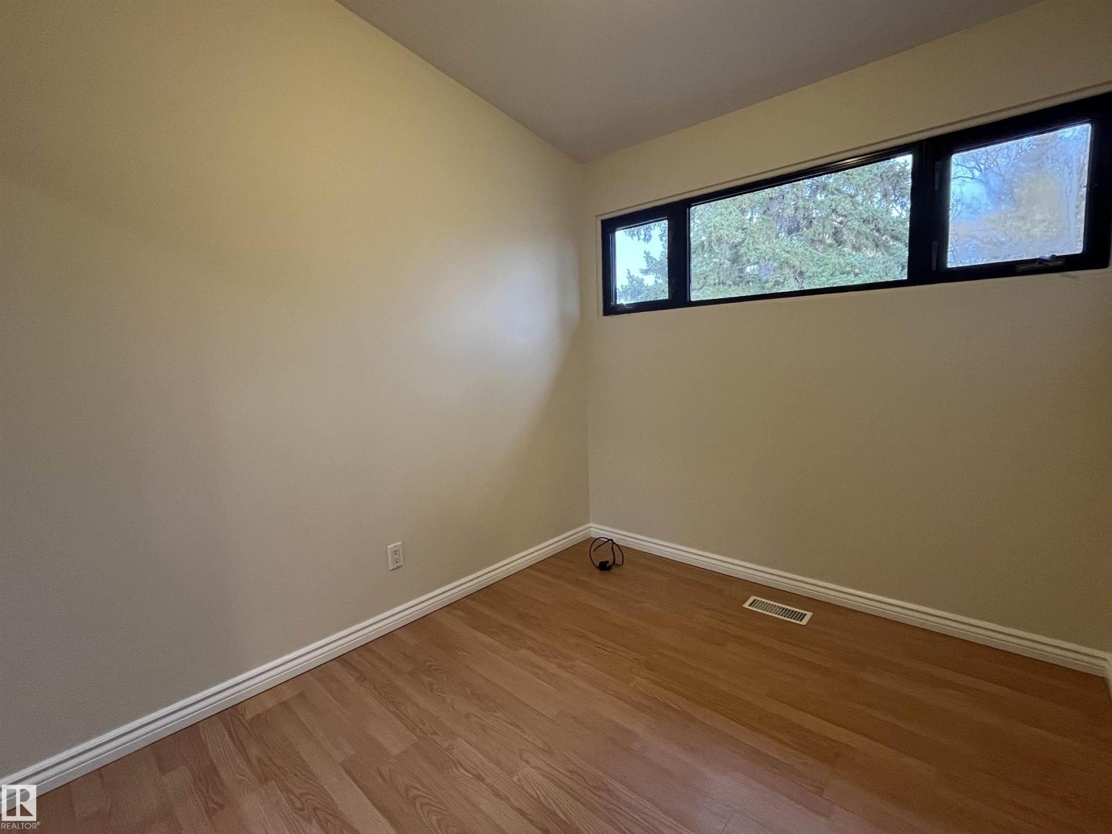 10916 157 ST NW, Edmonton