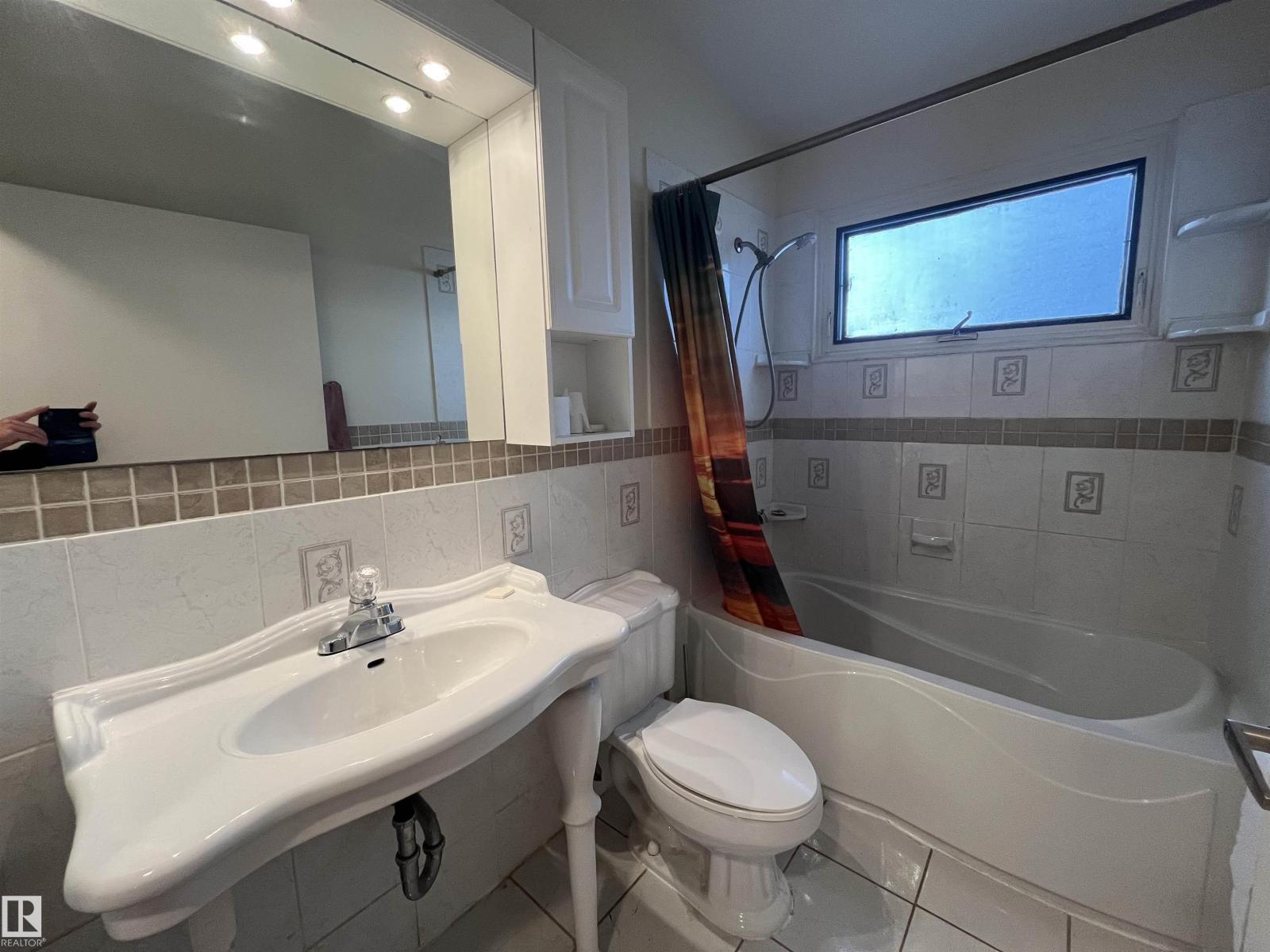 10916 157 ST NW, Edmonton