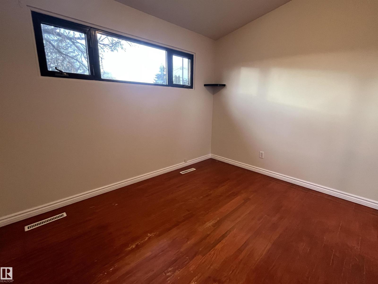 10916 157 ST NW, Edmonton