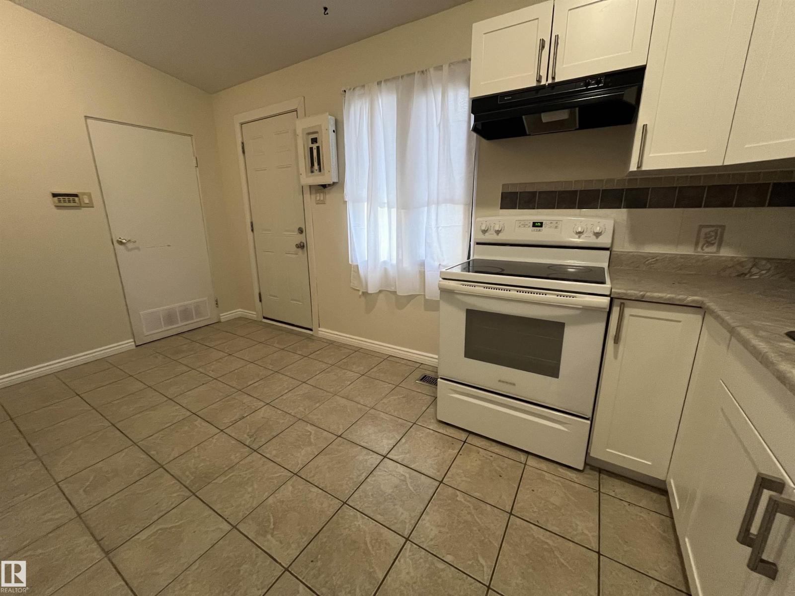 10916 157 ST NW, Edmonton