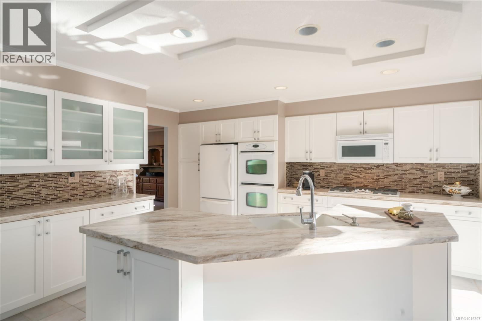 3285 Hobart Pl, Nanoose Bay