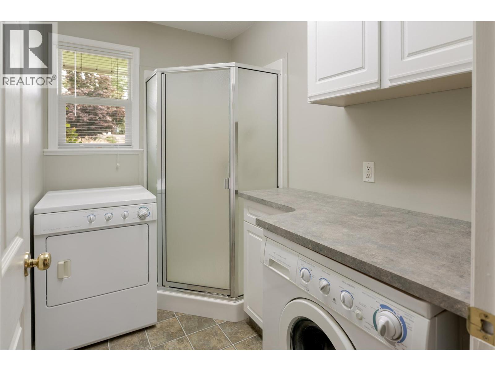  3942 Suncrest Court, Kelowna