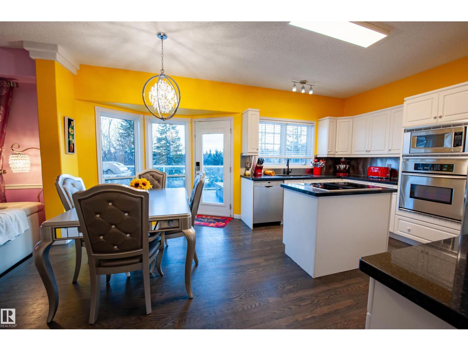 3215 44 AV NW, Edmonton