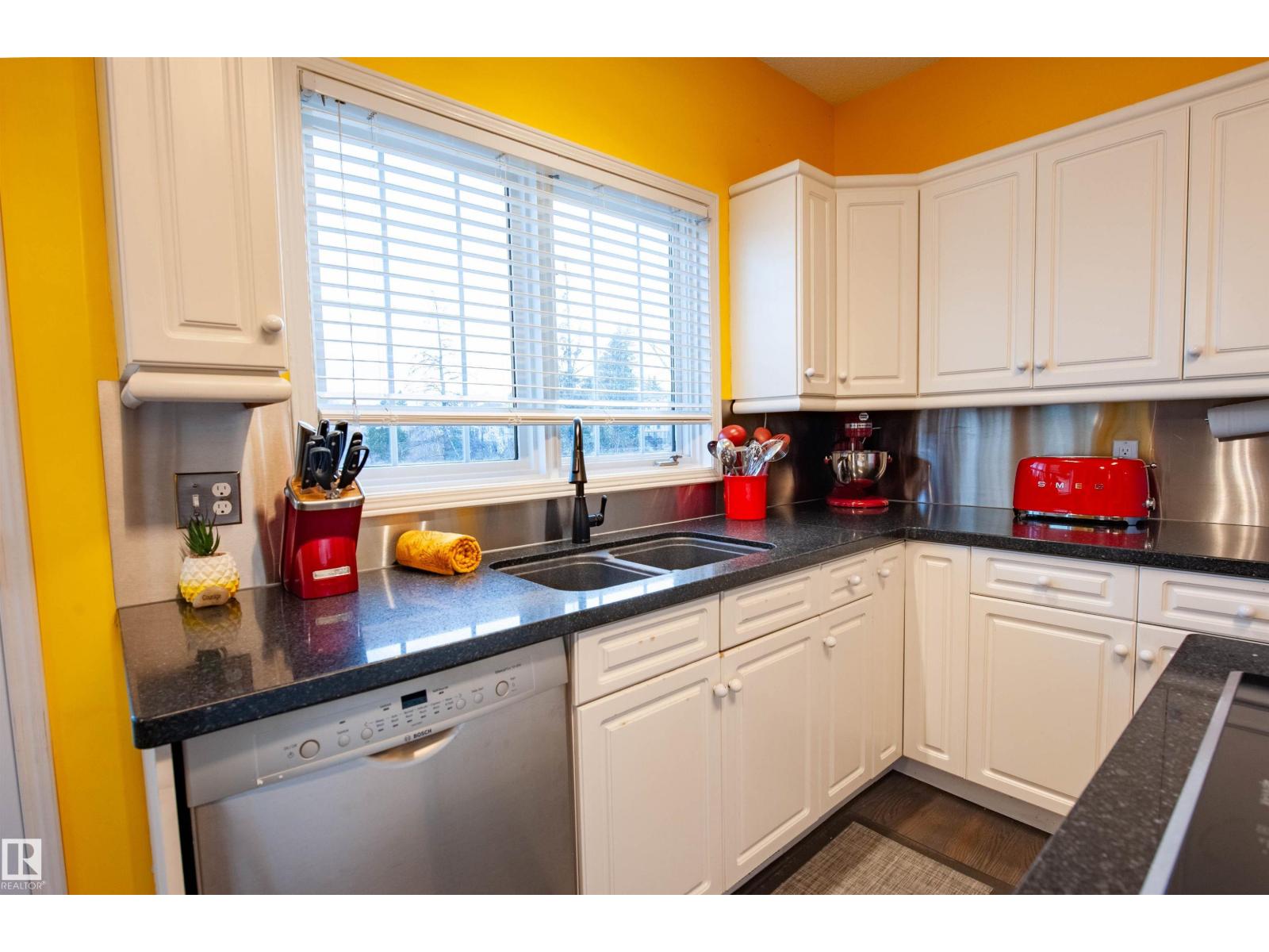 3215 44 AV NW, Edmonton