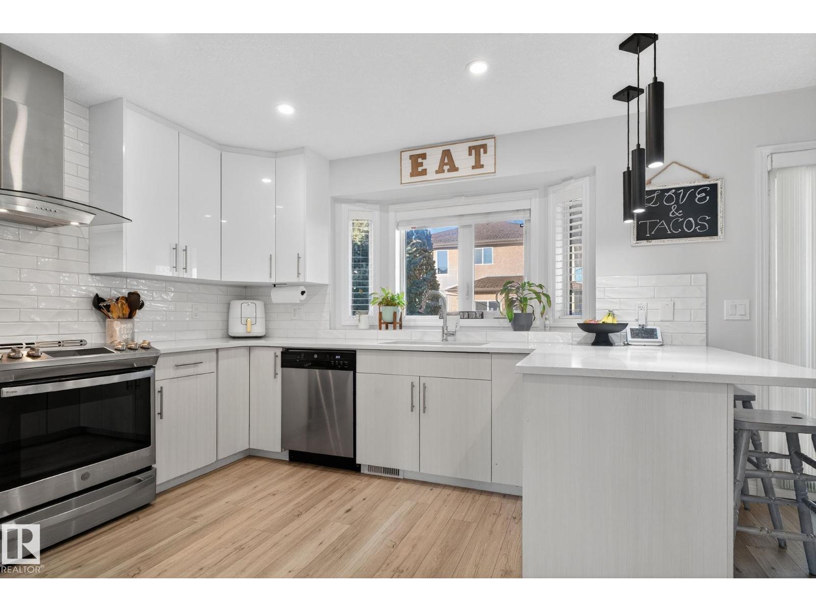 7224 158 AV NW, Edmonton