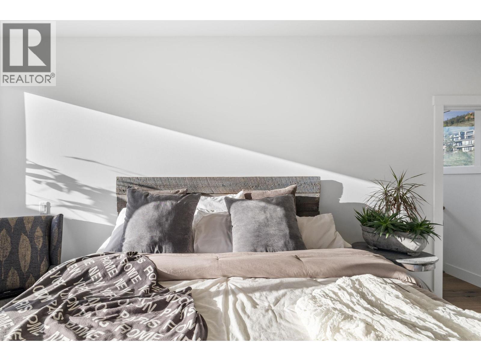  1474 Summer Crescent, Kelowna