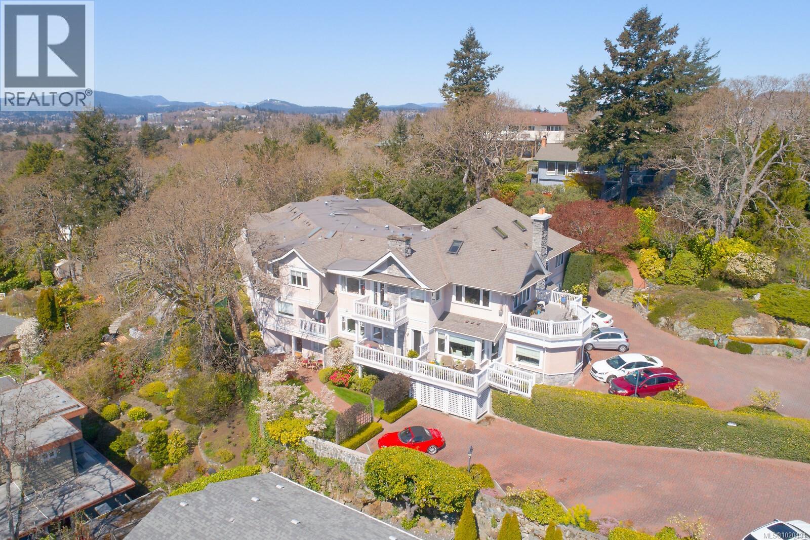 104 1196 Clovelly Terr, Saanich