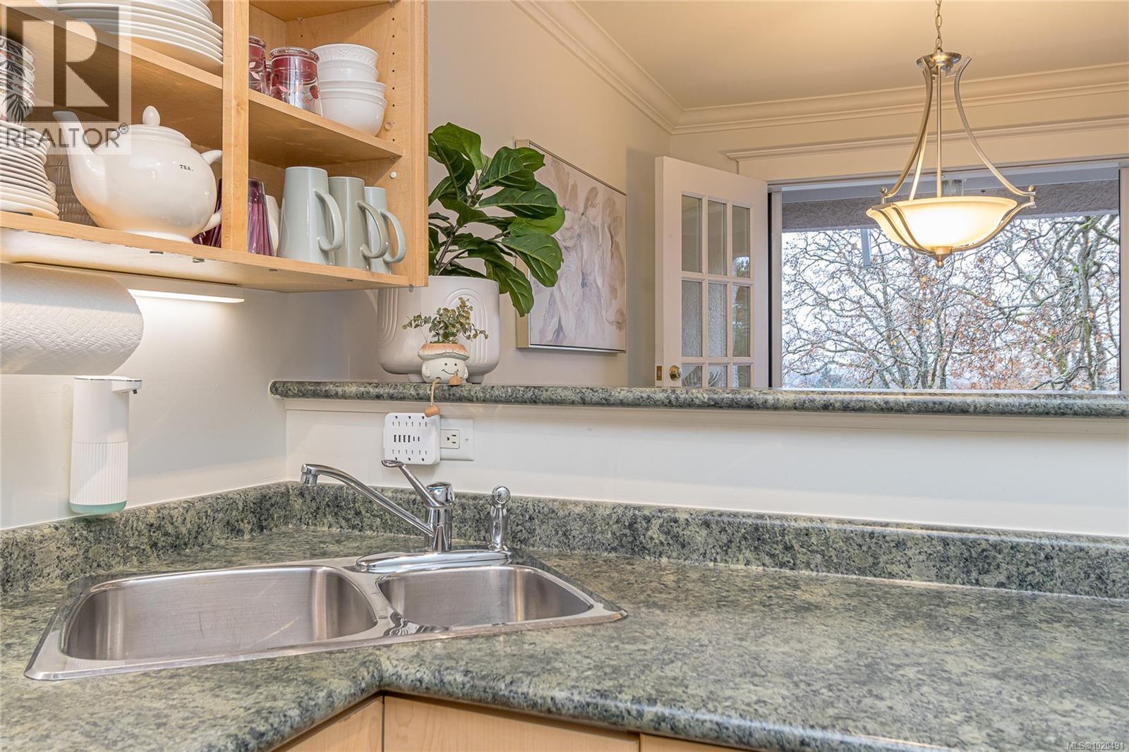 104 1196 Clovelly Terr, Saanich