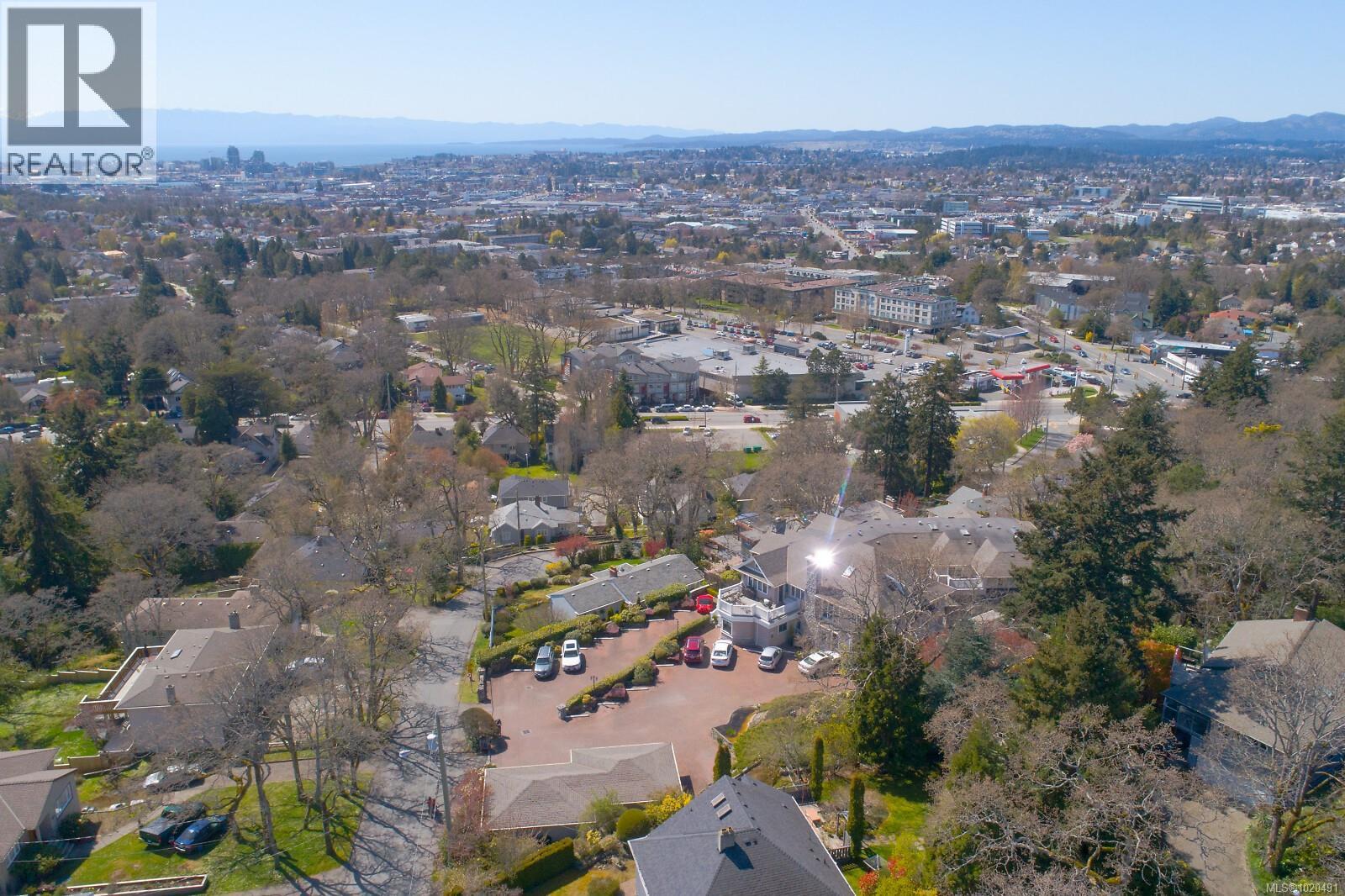 104 1196 Clovelly Terr, Saanich