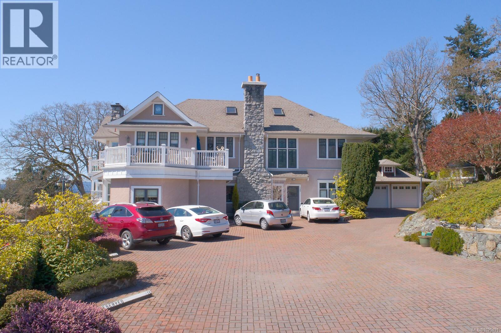 104 1196 Clovelly Terr, Saanich