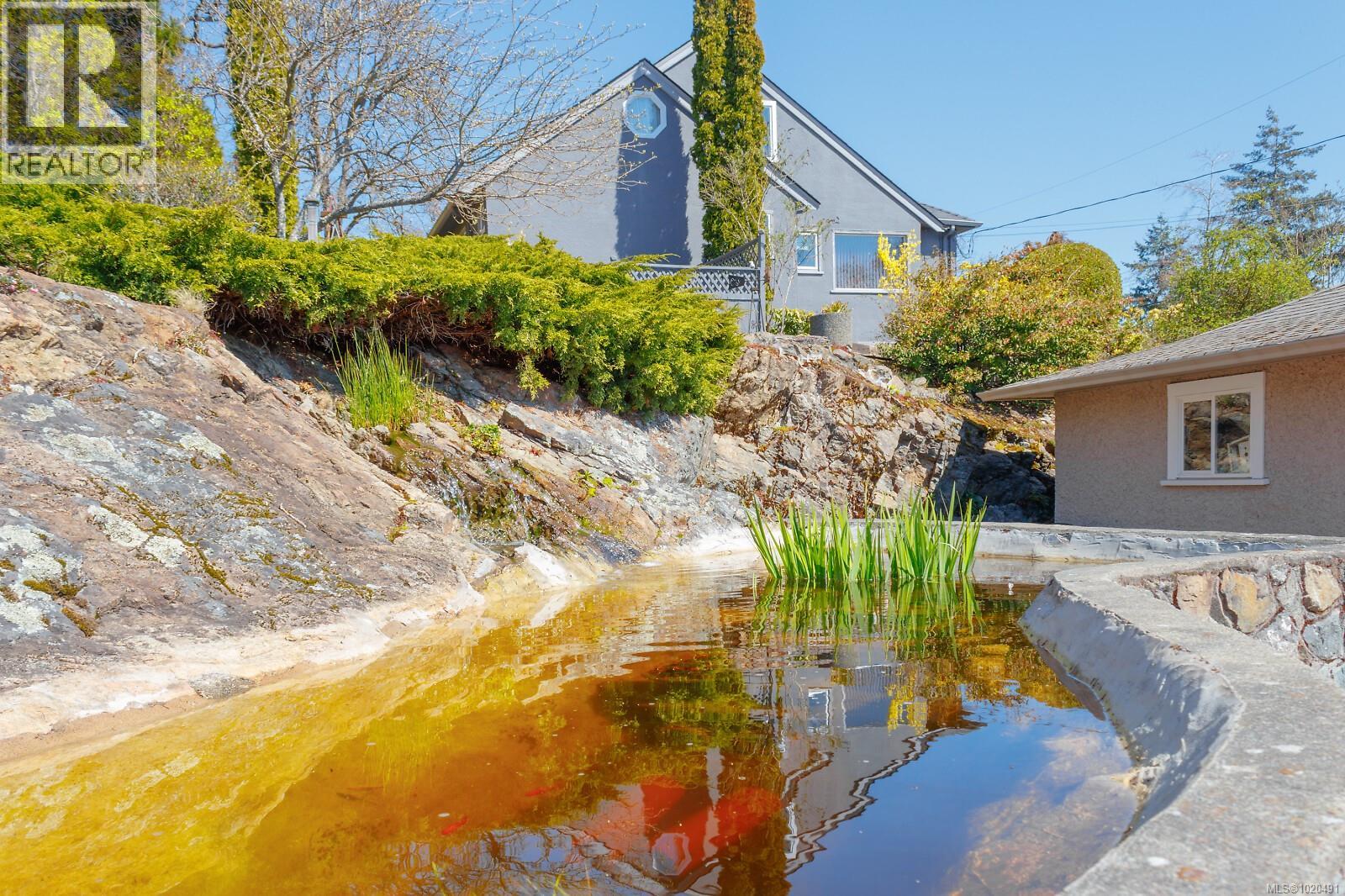 104 1196 Clovelly Terr, Saanich