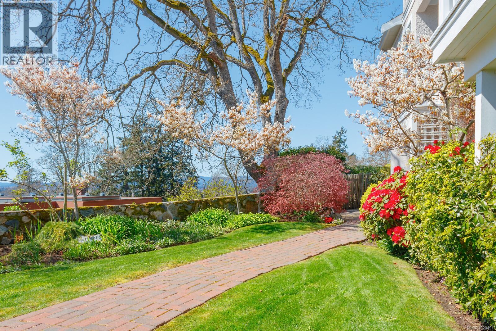 104 1196 Clovelly Terr, Saanich