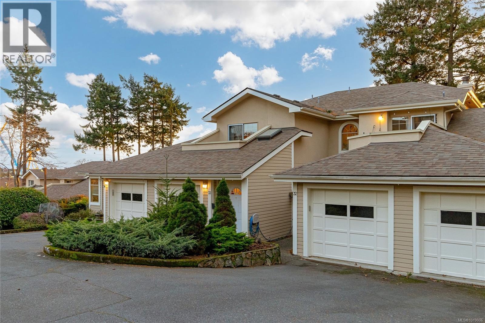 909 Admirals Rd, Esquimalt - Exteriors - Photo 3