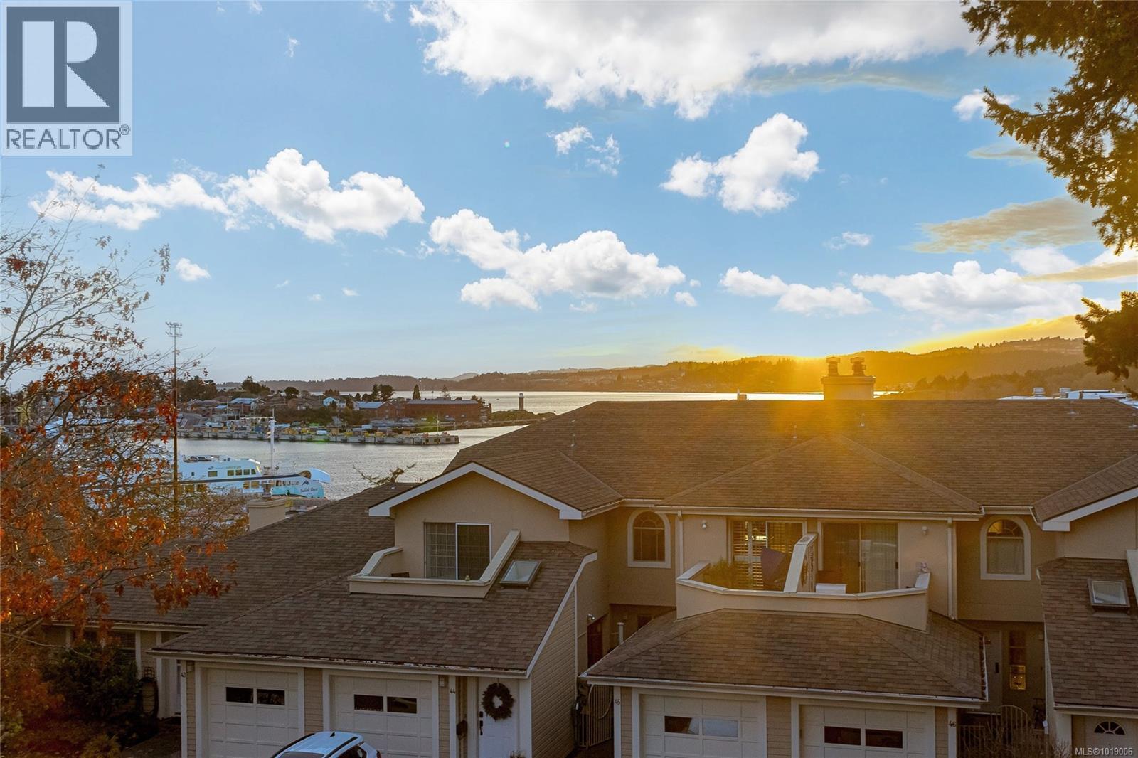 909 Admirals Rd, Esquimalt - Exteriors - Full Complex View - Photo 5