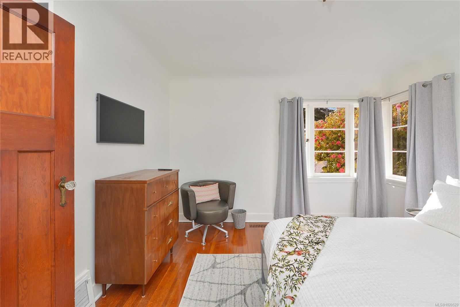  1375 Monterey Avenue, Oak Bay