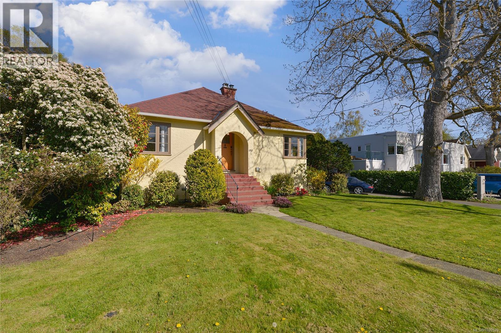  1375 Monterey Avenue, Oak Bay