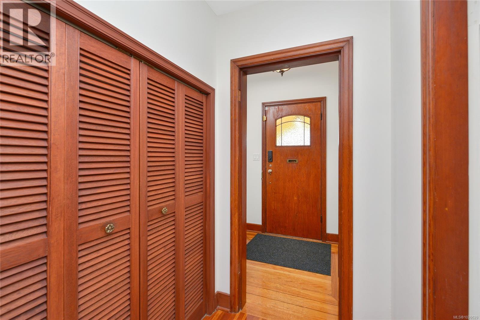  1375 Monterey Avenue, Oak Bay