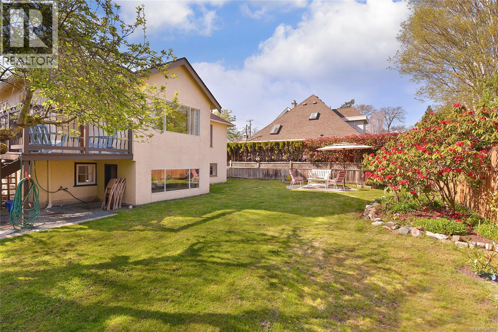  1375 Monterey Avenue, Oak Bay