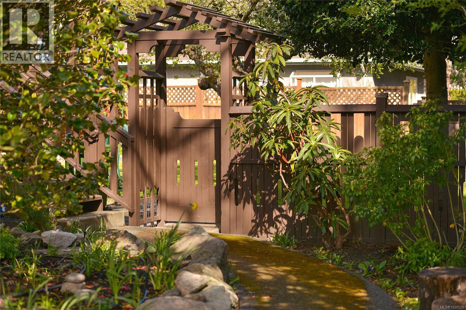  1375 Monterey Avenue, Oak Bay