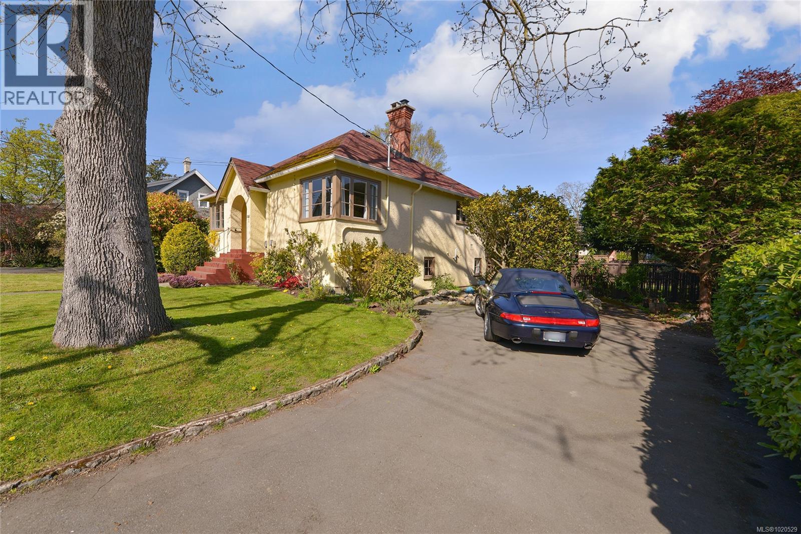  1375 Monterey Avenue, Oak Bay