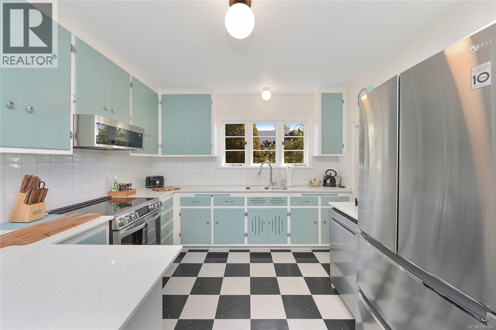  1375 Monterey Avenue, Oak Bay