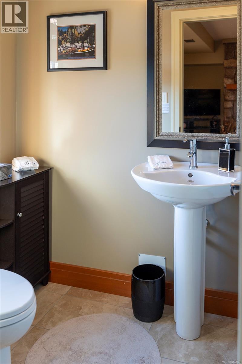 8100 Woodwyn Terr, Central Saanich