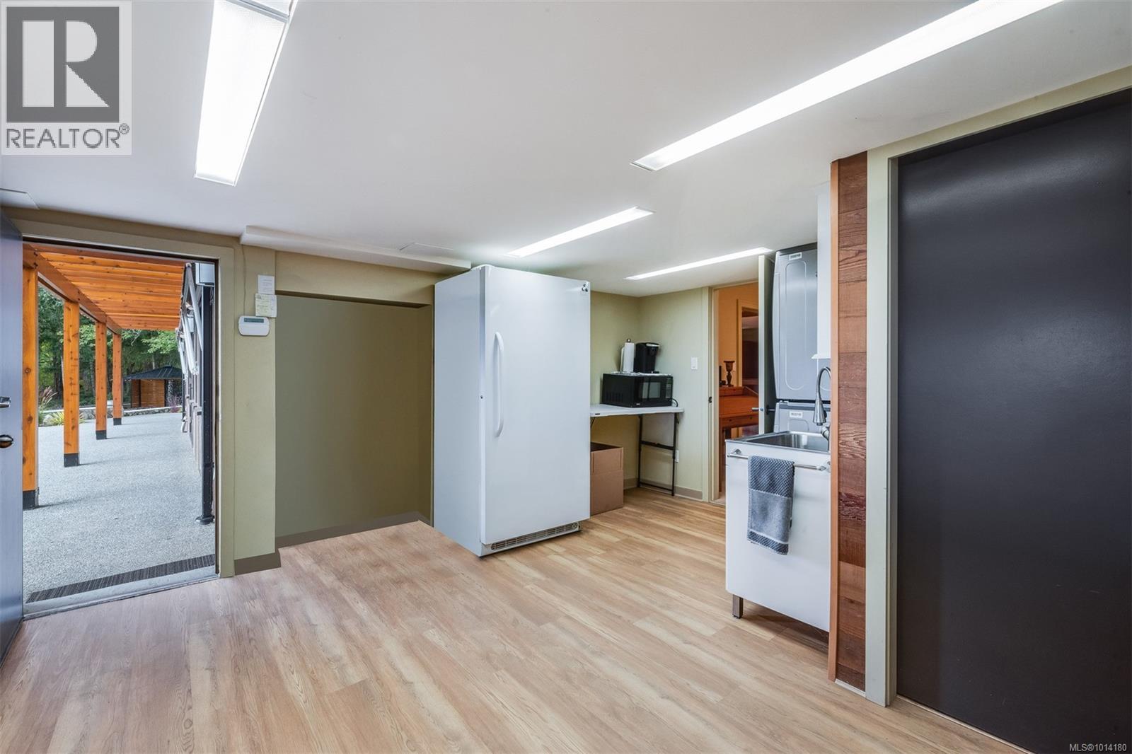 8100 Woodwyn Terr, Central Saanich