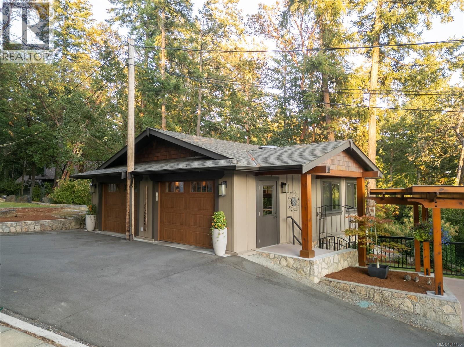 8100 Woodwyn Terr, Central Saanich