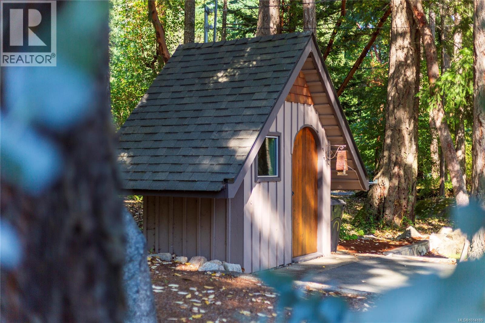 8100 Woodwyn Terr, Central Saanich