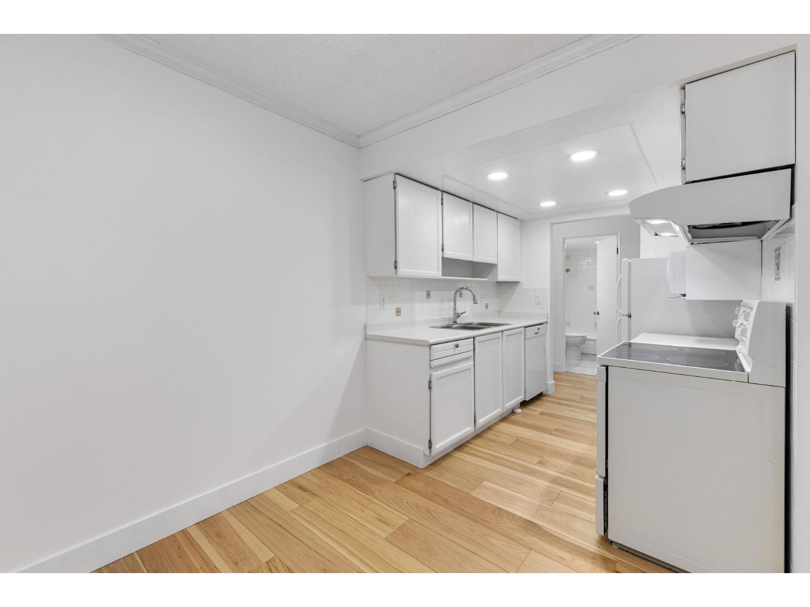 304 1360 MARTIN STREET, White Rock