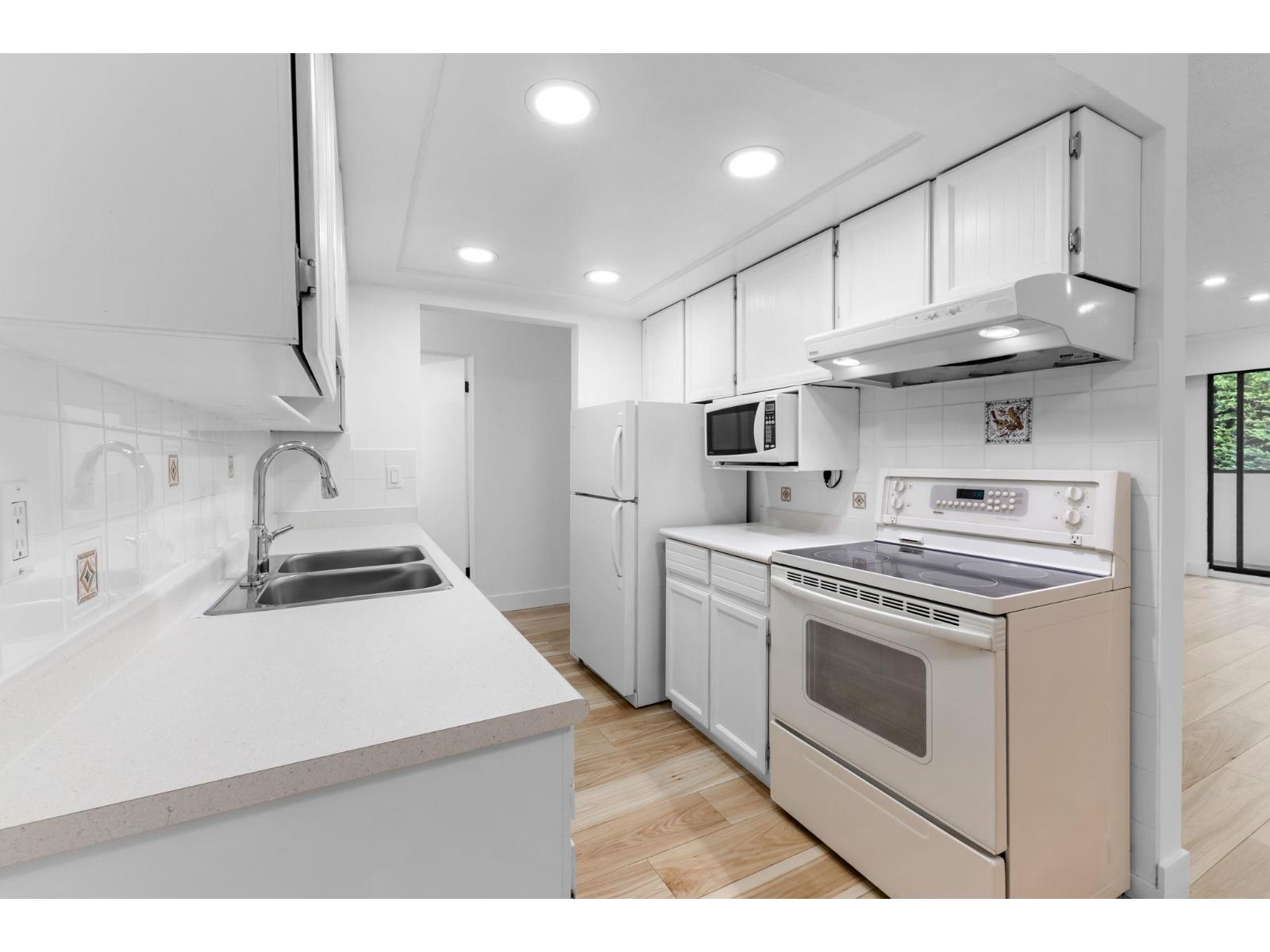 304 1360 MARTIN STREET, White Rock