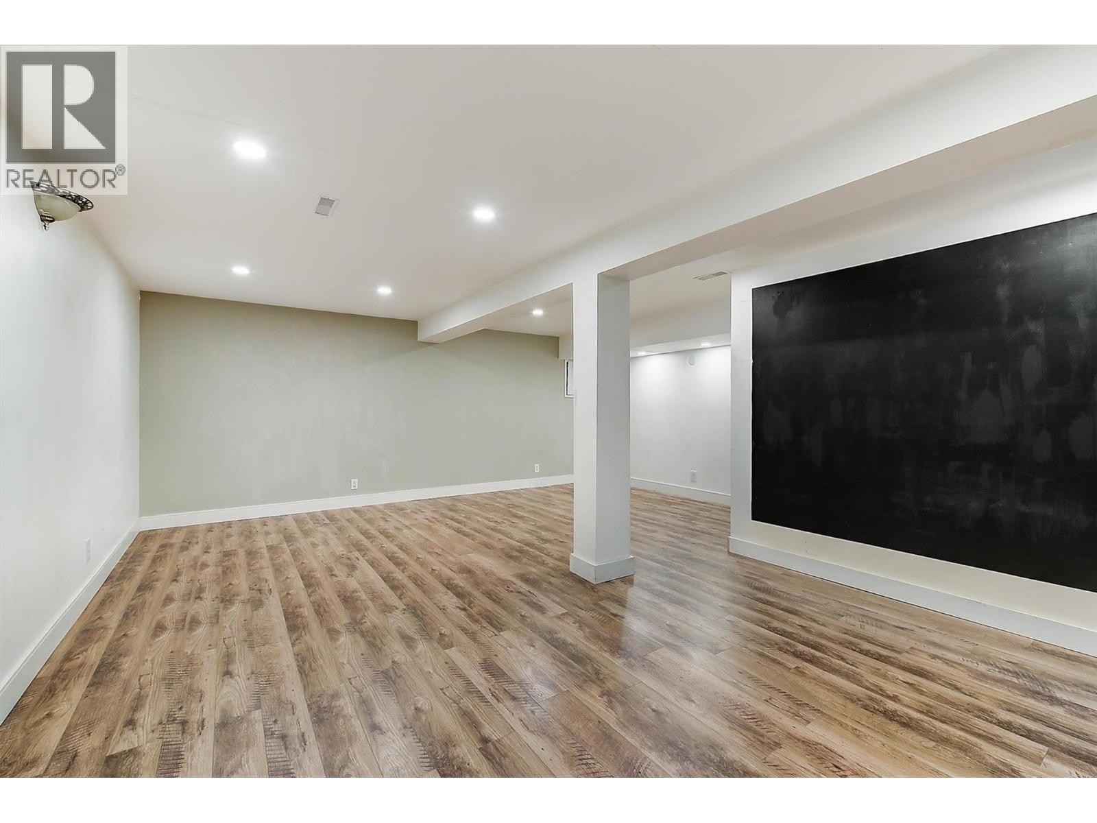  880 Hollydell Road, Kelowna