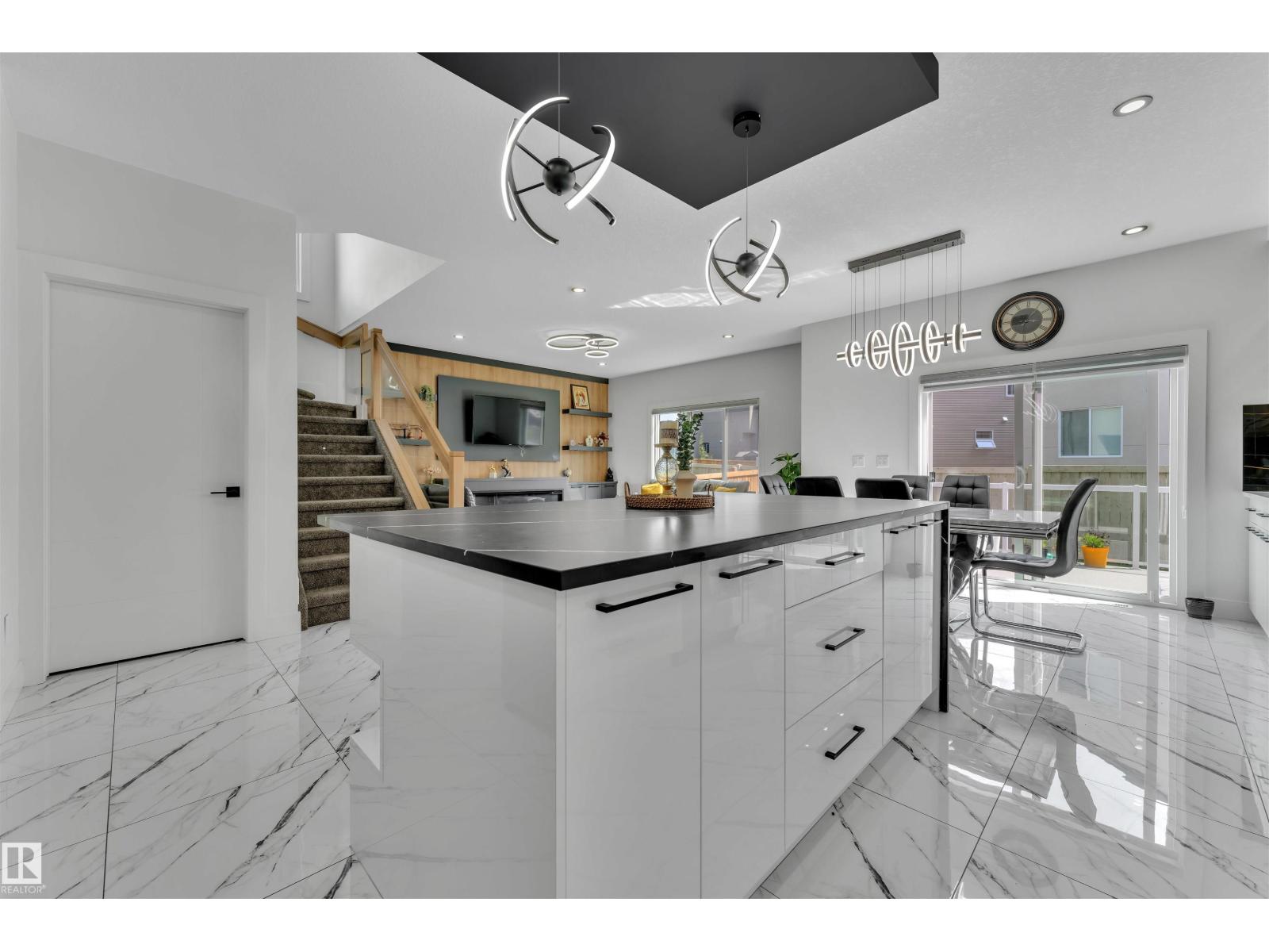 1809 18A AV NW, Edmonton